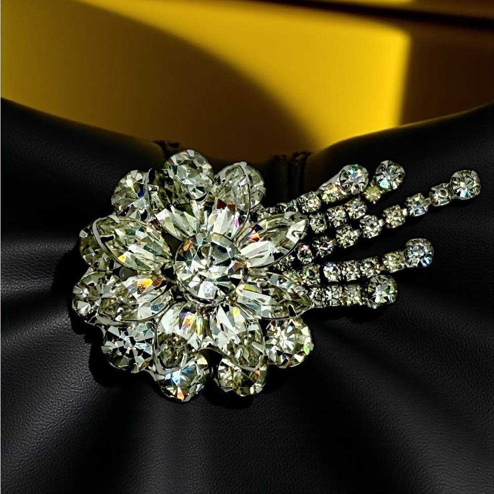 Vintage Layered Rhinestone Flower Brooch & Pendant with Dangles –Silver Tone EUC - Picture 6 of 17